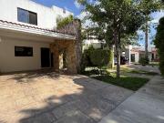 Renta casa amueblada y con paneles solares en Privada...