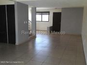 RENTA Casa con 3 recámaras y sala de TV o estudio. El...