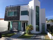 RENTA CASA CON ALBERCA. CONDOMINIO CON VISTA AL LAGO EN...