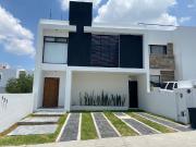 RENTA CASA CON JARDÍN, JACUZZI Y TERRAZA EN GRAND...