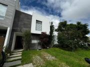 renta casa con jardín y terreno excedente en privada