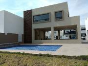 Renta casa El Refugio, Querétaro: condominio con alberca