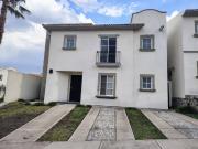 RENTA CASA EN ESQUINA CON CUARTO DE SERVICIO EN CUMBRES...