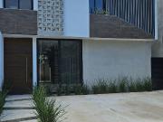 renta casa en privada altozano, mérida