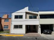 Renta casa frente a la secundaria del Colegio Argos en...