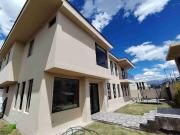 Renta casa independiente dentro de Urbanización en...