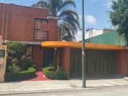 Renta casa pequeña con amplio jardín. Col Bello...