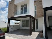 Renta casa residencial en Fraccionamiento San Angelo...