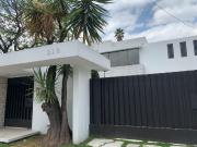 Renta casa sola en Jardines del Pedregal con gran jardìn