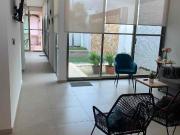 Renta casa sola grande 4 habitaciones calle pavimentada