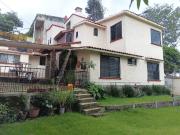 RENTA casa tipo colonial mexicano, en condominio con alberca