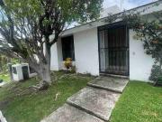 Renta casa un nivel con alberca y seguridad Club de golf...