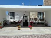 Renta de casa amplia de 3 niveles en Cumbres del Lago...