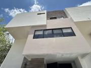 RENTA DE CASA DE 3 NIVELES EN RESIDENCIAL ZIVALAM...