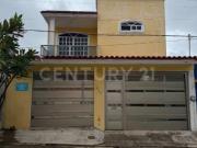 ¡RENTA DE CASA Dos plantas con doble cochera, en...