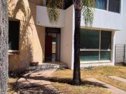 RENTA de casa en gran jardín