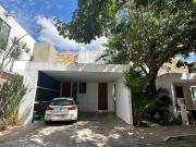 Renta de casa en privada, 3 recámaras, alberca, Temozon