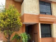 RENTA DE CASA EN PRIVADA CON 3 CASAS, PORTON ELECTRICO Y...