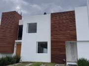 RENTA DE CASA EN SANTA FÉ, JURIQUILLA, 3 RECÁMARAS Y JARDÍN