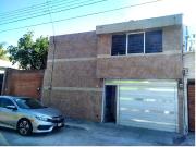 renta de casa en valle dorado, a media calle de plaza...