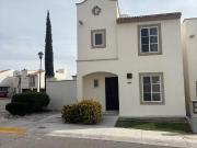 RENTA DE CASA FRENTE A PARQUE EN FRACC SANTA LUCIA A...