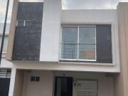 RENTA DE CASA MODELO ROBLE A 45 MINUTOS DE SANTA FE