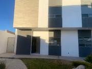 Renta de Casa tipo townhouse en Senderos, Cerrada...