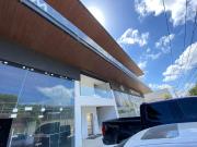 Rento Local doble altura en plaza sobre Av colegios de...