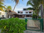 RENTA ESPECTACULAR CASA FRENTE AL MAR CON PLAYA, KM 3,...