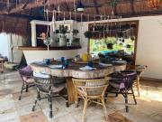 RENTA ESPECTACULAR CASA FRENTE AL MAR CON PLAYA, KM 3,...