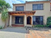 RENTA Excelente propiedad en un estilo Colonial