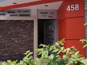 Renta moderna casa de 3 pisos a una cuadra de la...