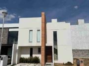 RENTA O VENTA, AMPLIA CASA CADA HABITACIÓN CON BAÑO...