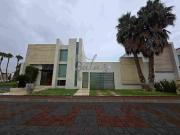 RENTA O VENTA, EXCLUSIVA RESIDENCIA CON GRAN JARDÍN!