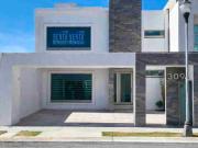 RENTA O VENTA, RESIDENCIA CON CUARTO DE SERVICIO!