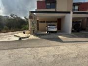 Renta TH en Temozón Norte esquina – 2 rec | piscina | balcón