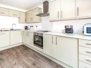Cheap 1 BA 2 bedroom Flat to rent, Station Road, Egham,...