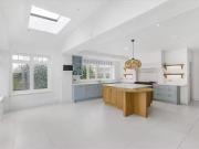 Deal! 5 bedroom detached house for rent in Roundwood...