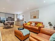 Charming Flat to rent in Long Lane, Ickenham, Uxbridge UB10