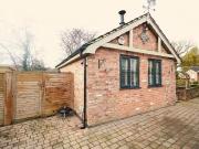 Charming Morley Green Road, Wilmslow, 1 bedroom, Detached