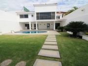 Renta/Venta CASA CON ALBERCA en Vista Hermosa