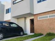 rento casa a 10 min. centro