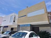 Rento casa a pie de calle en el refugio 3 recamaras 3...