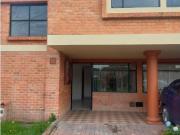 Rento casa en conjunto cerrado en chia de dos niveles