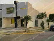 RENTO CASA EN ESQUINA VILLA CONTENPORANEA