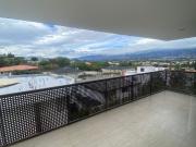 Rento departamento de dos dormitorios con balcón en Cumbya