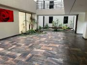 Rento departamento grande en planta baja con Jardines...