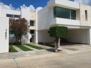 RENTO HERMOSA CASA 4 RECAMARAS C/U CON BAÑO COMPLETO...