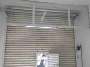 Rento Local Comercial con Cortinas y Entrada de...
