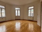 Repräsentative Altbauwohnung im Zentrum mit Balkon
